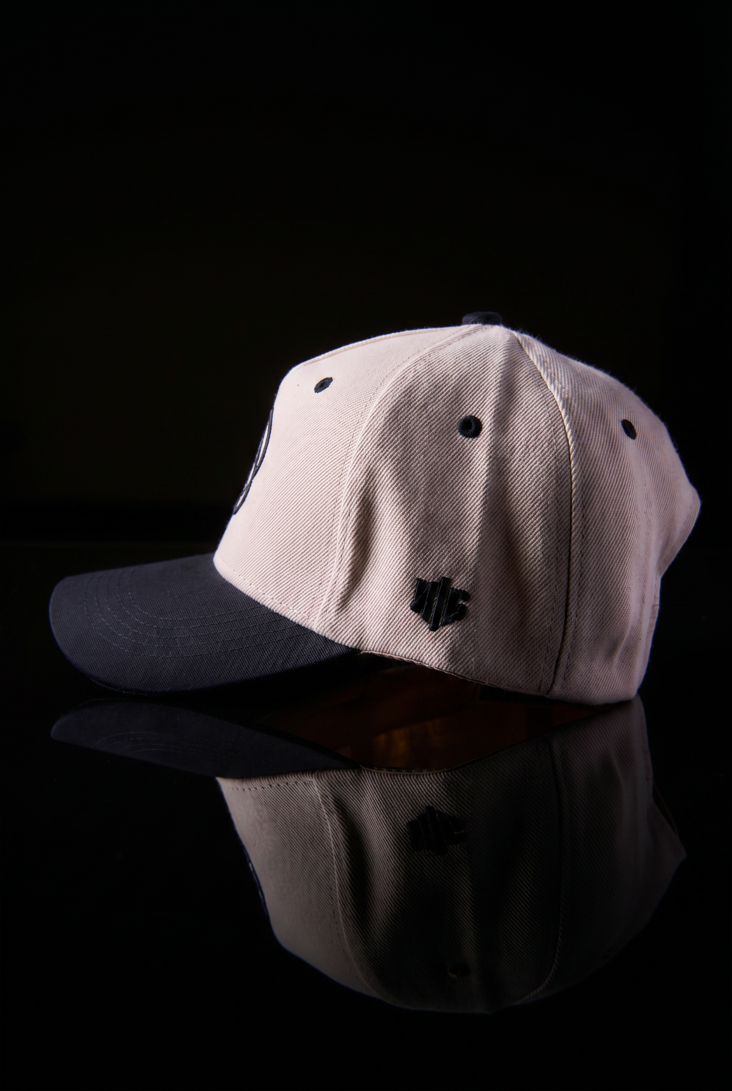 GORRA NOT OF THIS WORLD
