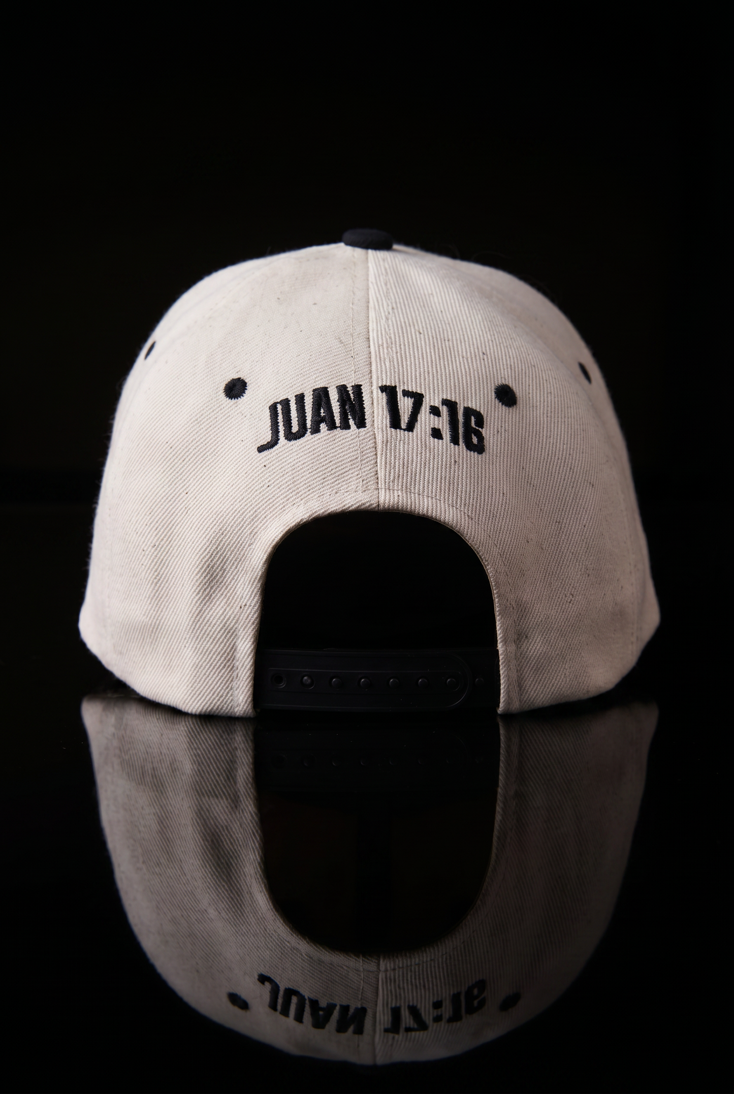 GORRA NOT OF THIS WORLD